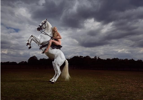 دختر لخت روی اسب